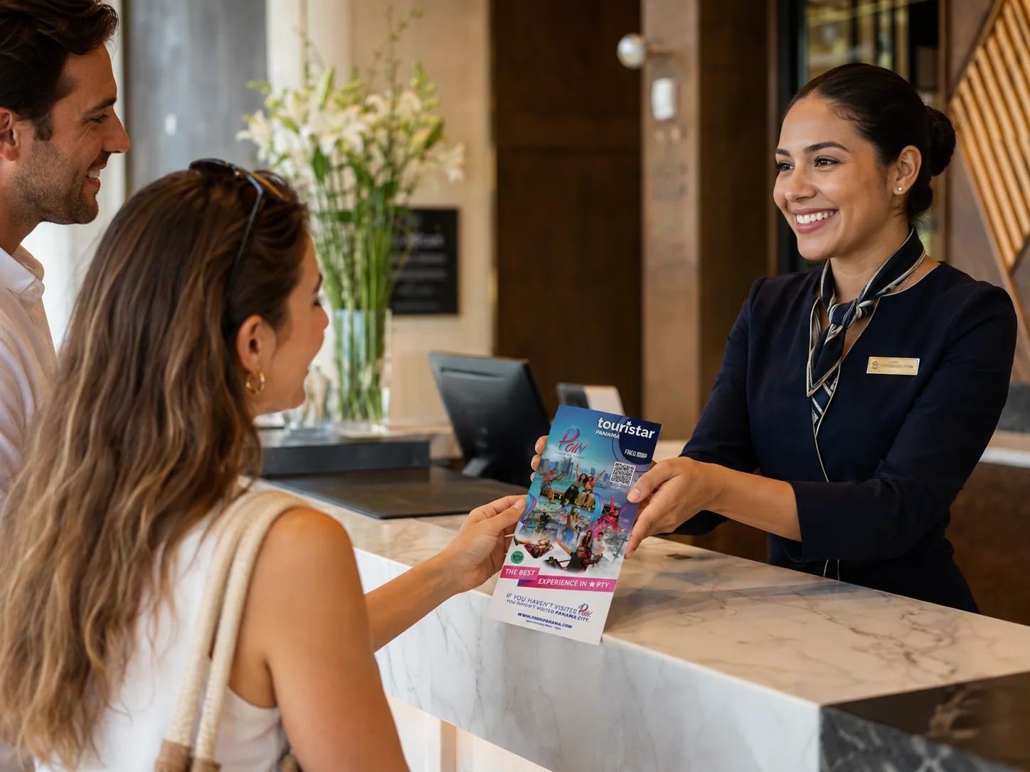 Concierge entrega el mapa Touristar a una pareja en la recepción de un hotel.