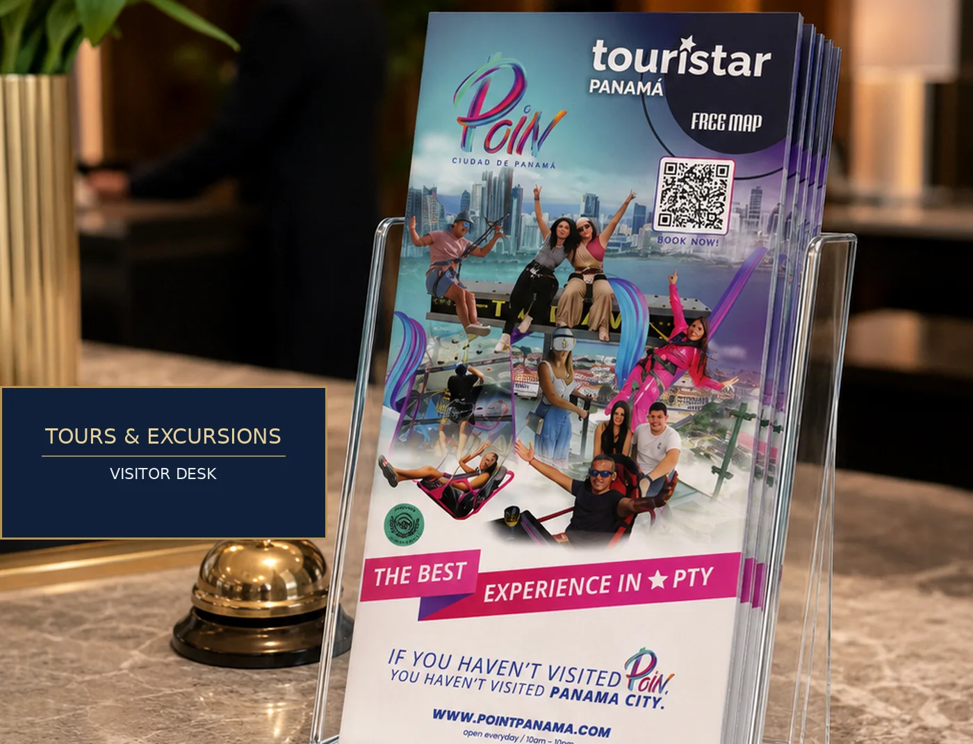Mapas Touristar exhibidos en un mostrador de tours y excursiones.